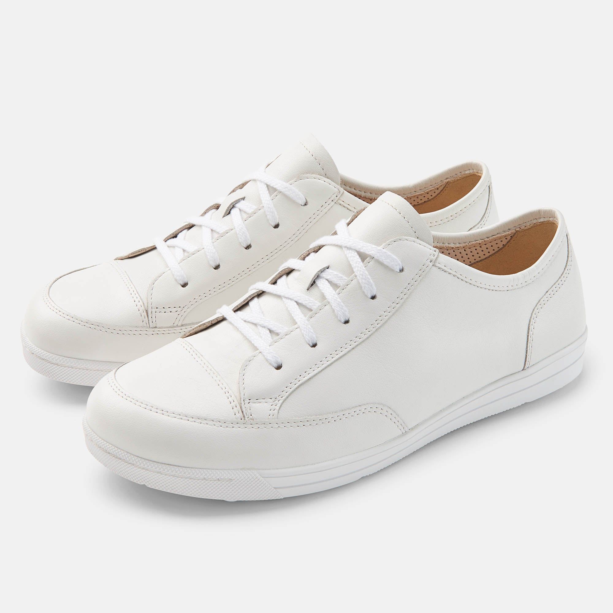 Weiße Schnürschuhe. Leder. Draufsicht auf zwei Schuhe. Innensohle mit Logo. Hell. Sohle und Schnürsenkel weiß.