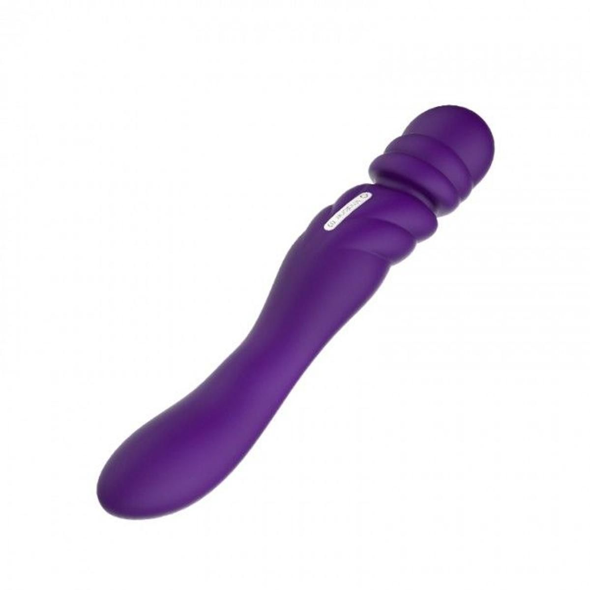 Lila Massagegerät mit geriffelter Spitze und geschwungenem Schaft. Mit Logo.