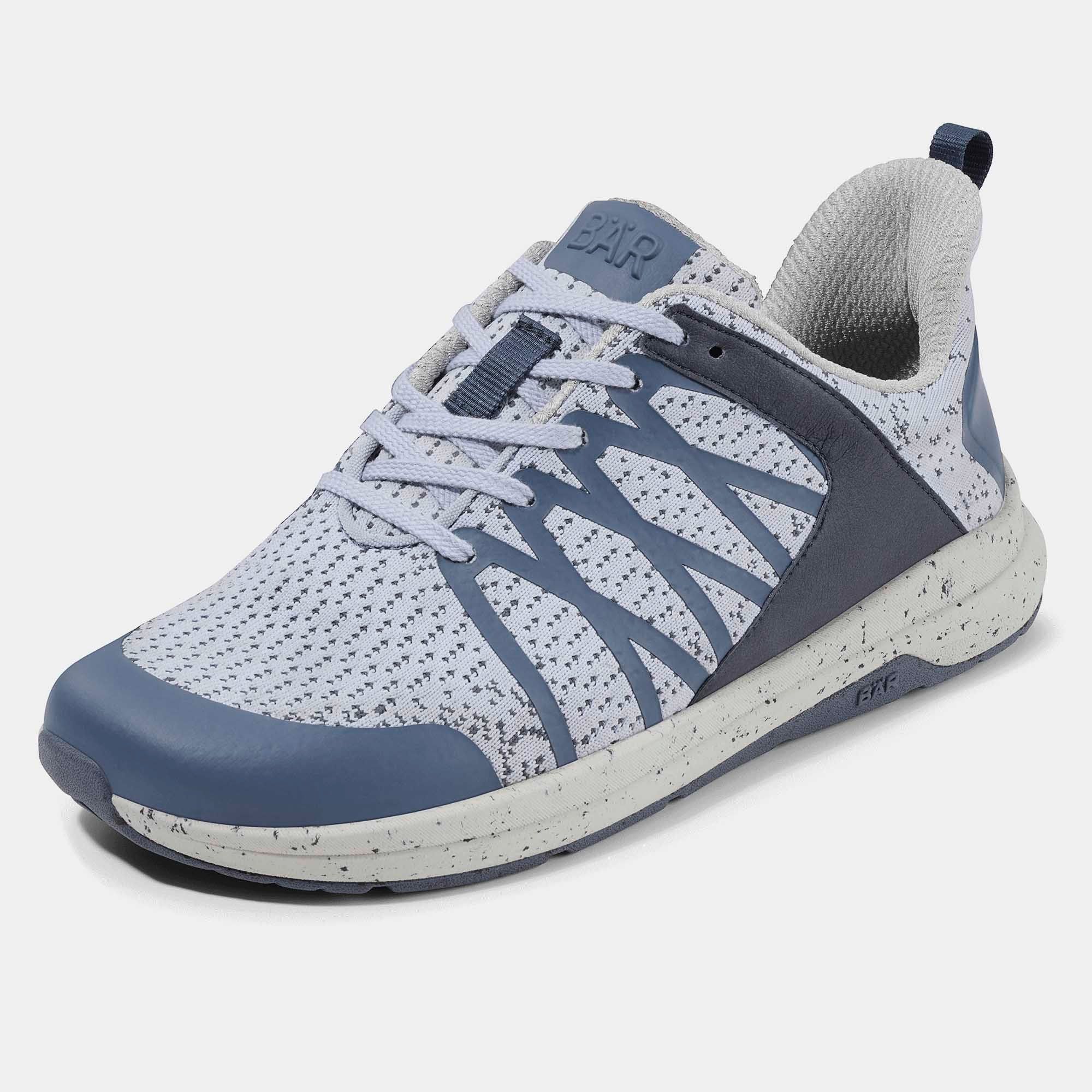 Blauer und grauer Schnürschuh. Mesh-Obermaterial, blaue Akzente, weiße Sohle mit schwarzen Punkten. Marke BÄR.