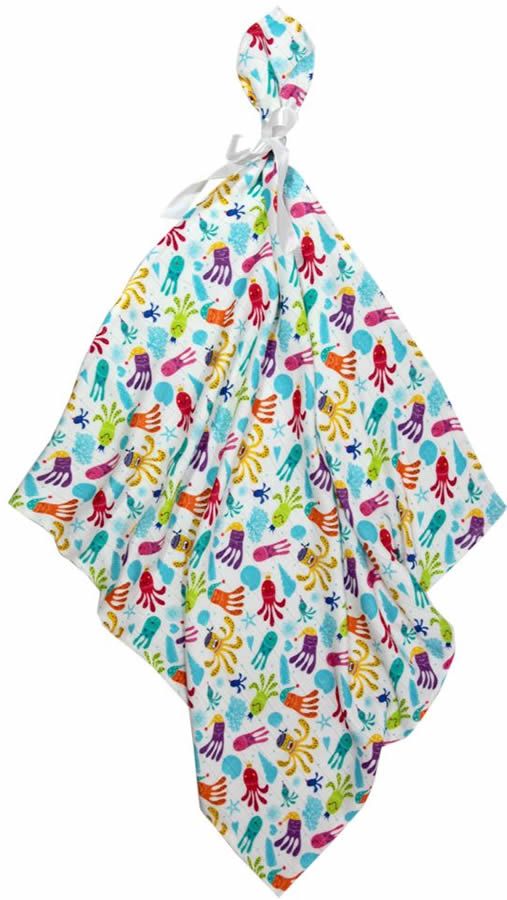 Quadratisches, weißes Mulltuch mit farbigem Oktopus-Muster. Mit Schleife gebunden.