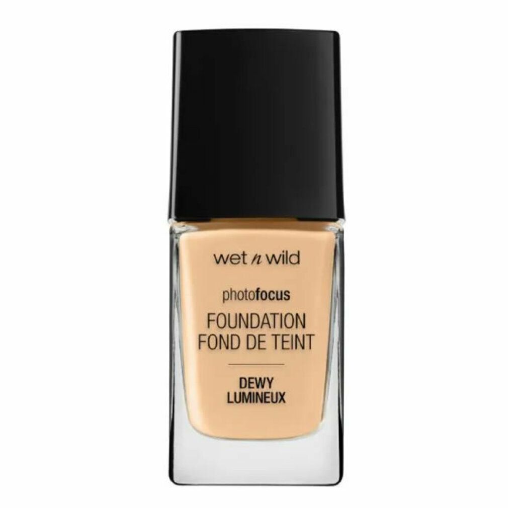 Flüssige Foundation in einer rechteckigen Glasflasche mit schwarzem Deckel. Aufschrift: Wet n Wild, Photo Focus, Foundation, Dewy.