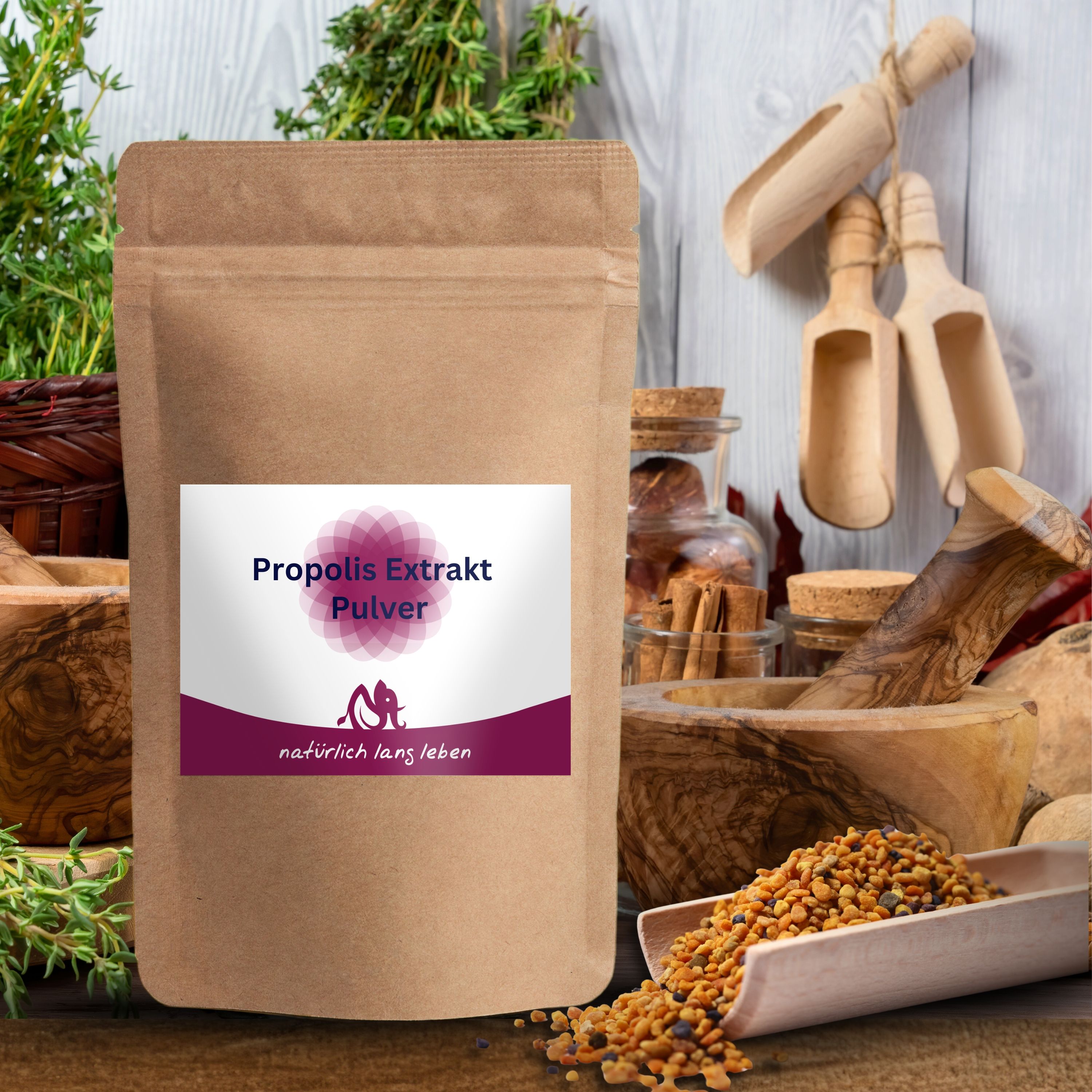 Braune Papiertüte mit Etikett, umgeben von Holzutensilien und Bienenprodukten. Etikett mit "Propolis Extrakt Pulver".