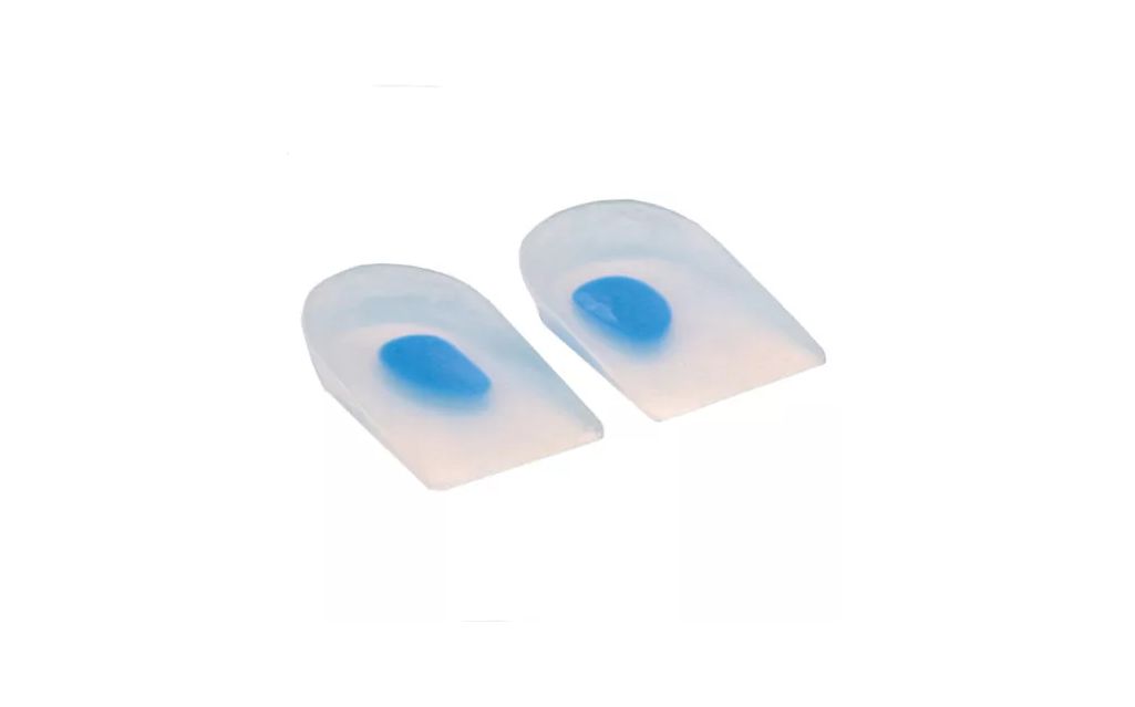 Zwei transparente Fersenkissen mit blauem Einsatz. Auf weißem Hintergrund.