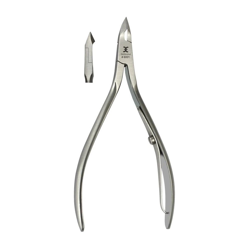 Nagelhautzange aus Metall mit separater Klinge. Auf der Zange ist ein Logo und die Bezeichnung # 8301 eingraviert.
