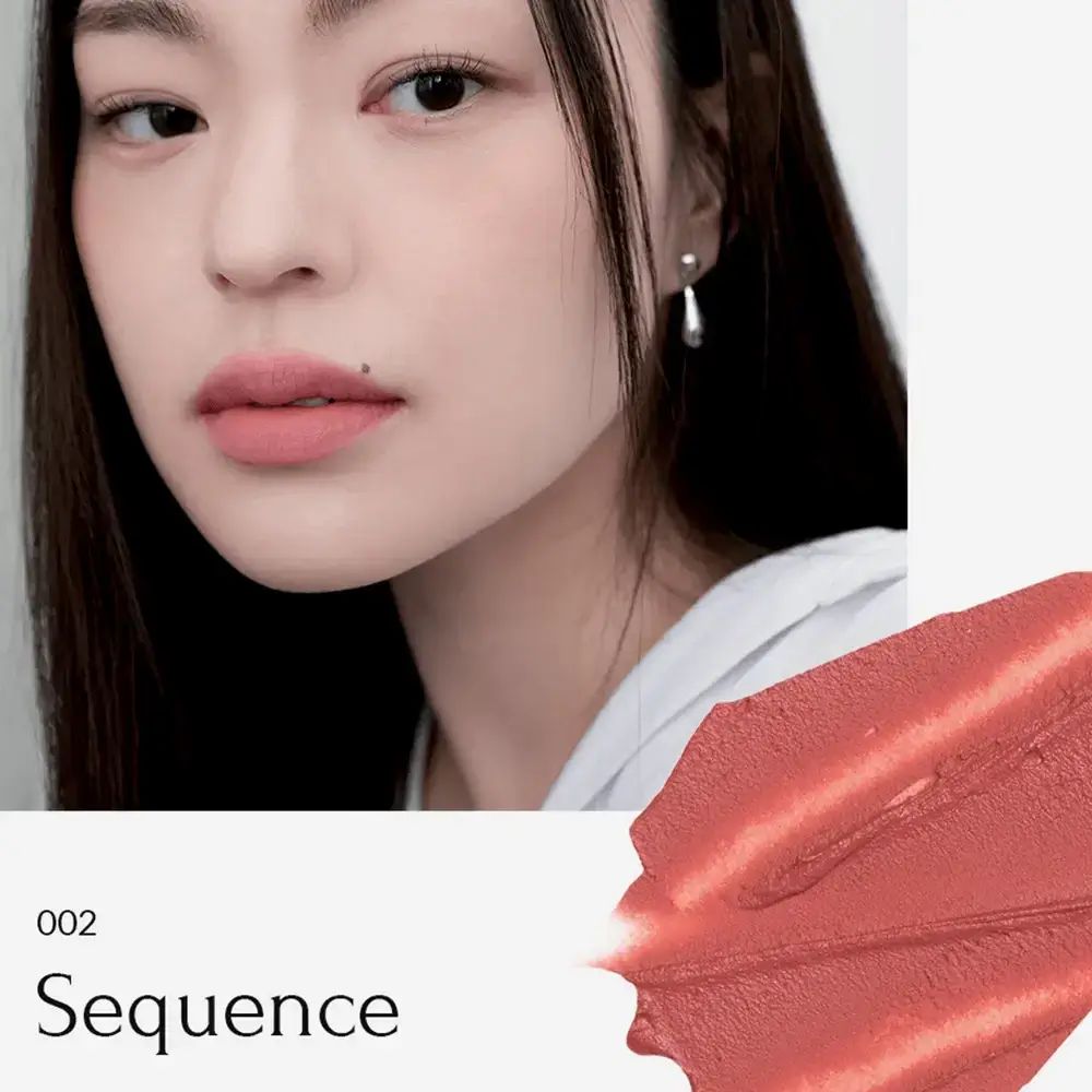 Lippenfarbe 002 Sequence auf Lippen und als Farbmuster. Text: 002 Sequence.