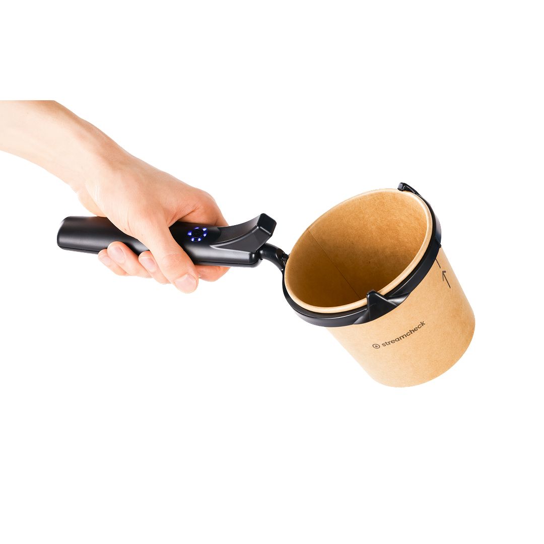 Hand hält schwarzen Griff mit Becher. Auf weißem Hintergrund.