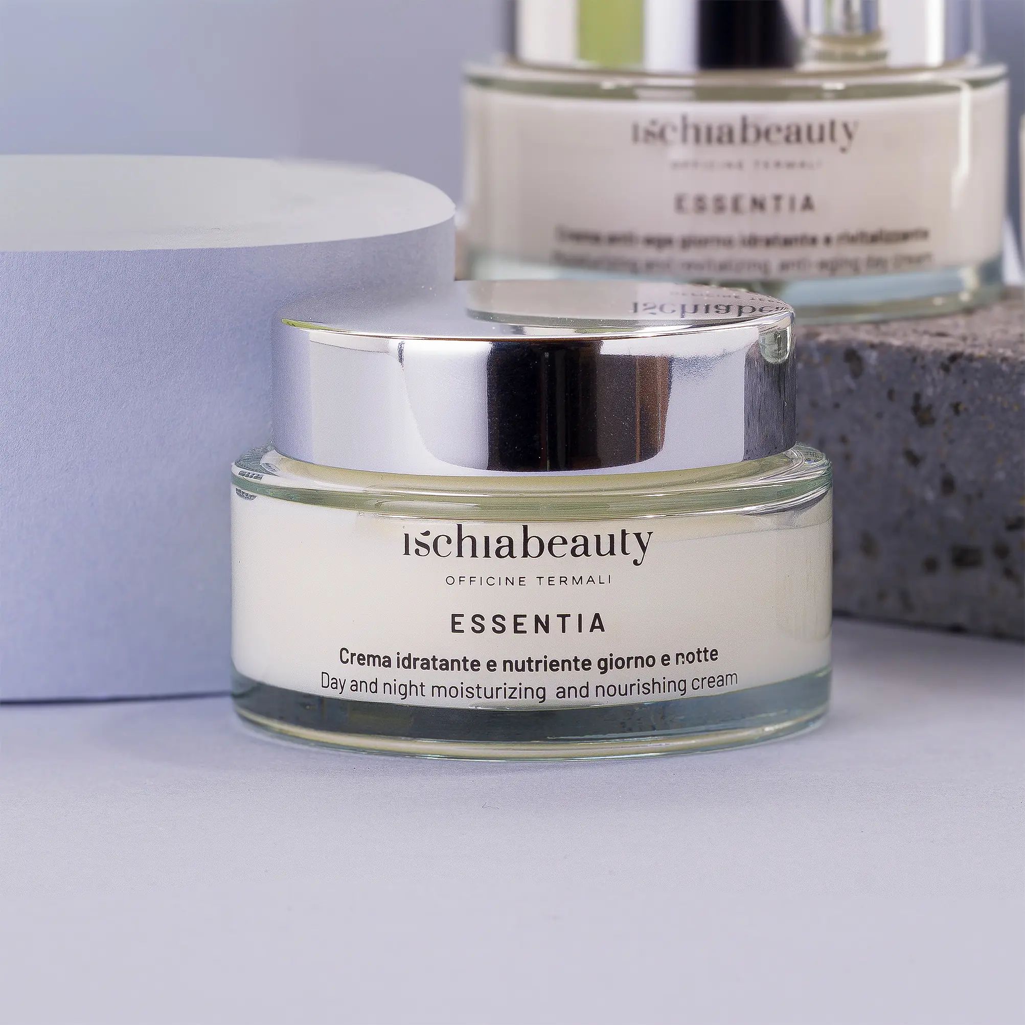 Creme-Tiegel mit silbernem Deckel. Aufschrift: ischiabeauty, ESSENTIA. Text: Crema idratante e nutriente giorno e notte.