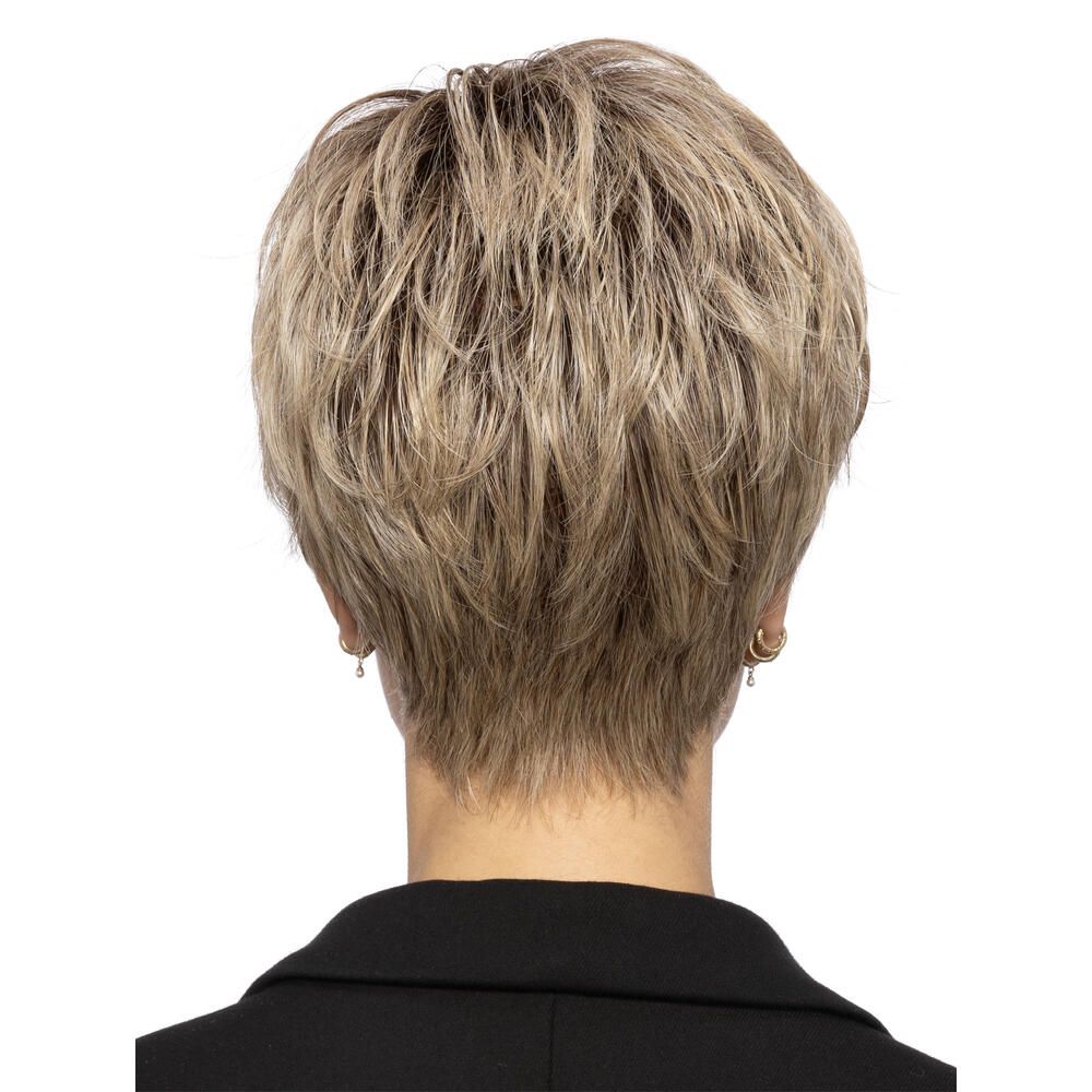 Rückansicht einer Kurzhaarperücke in Blondtönen. Schwarzer Blazer. Ohrringe.