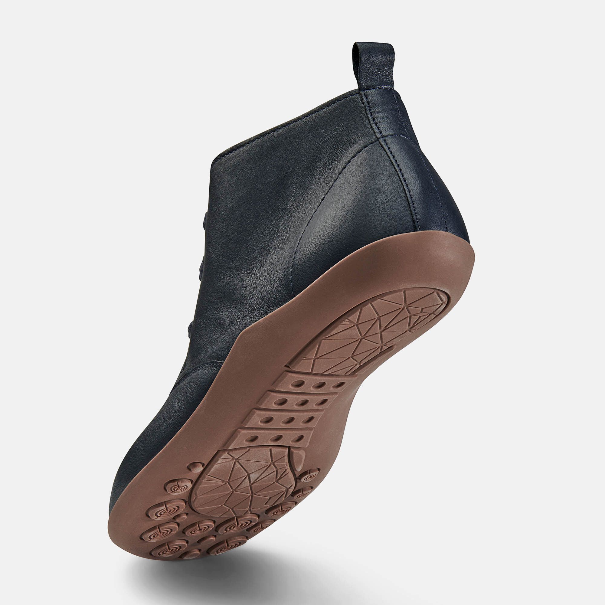 Dunkelblauer Stiefelette mit brauner Sohle. Sicht auf die Sohle mit Muster und Logo. Ansicht von unten.