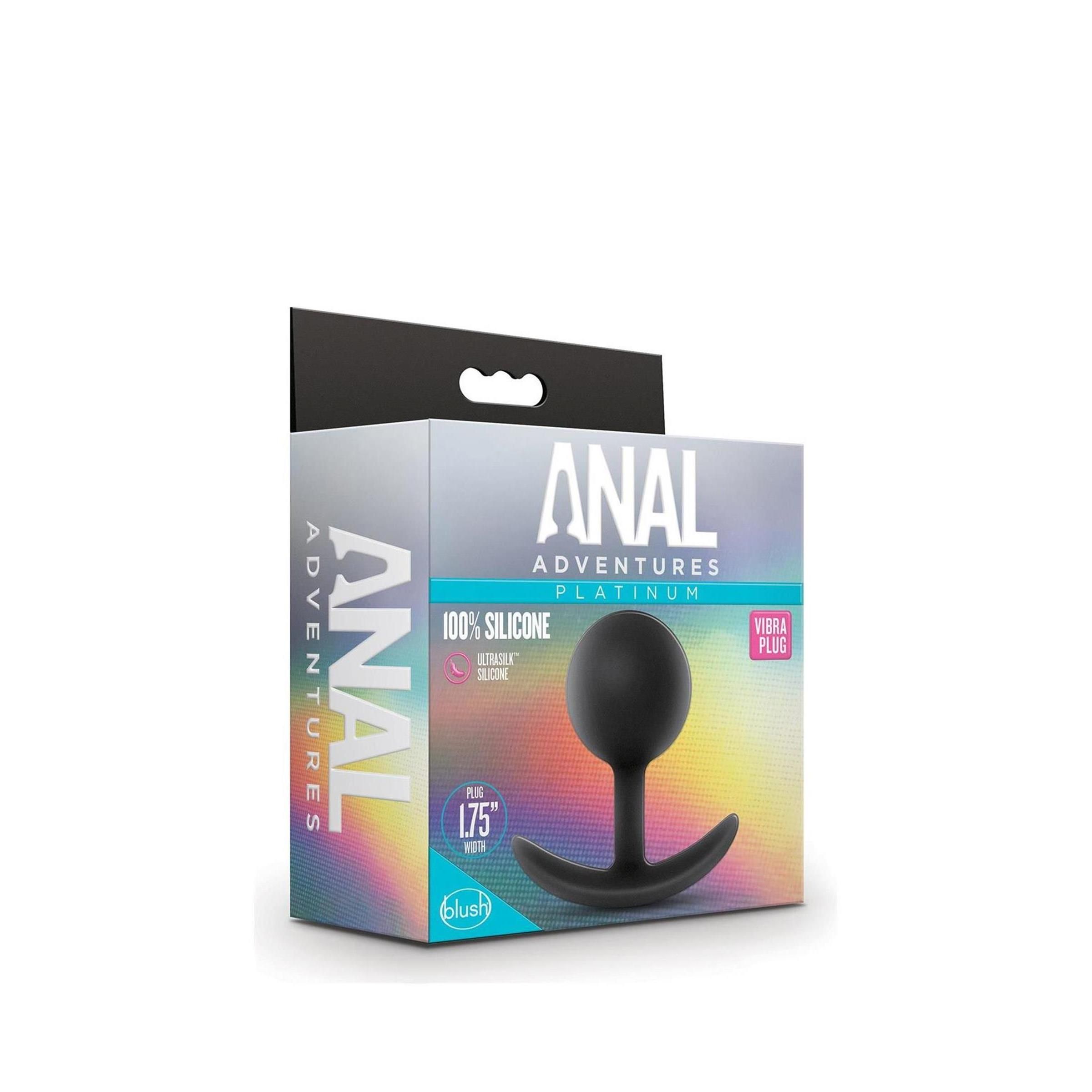 Verpackung mit schwarzem Analplug. Text: ANAL ADVENTURES PLATINUM VIBRA PLUS, 100% SILICONE.