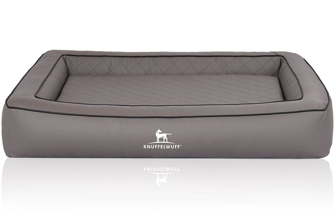 Graues orthopädisches Hundebett mit quadratischer Steppung und schwarzer Umrandung. Logo: Knuffelwuff.