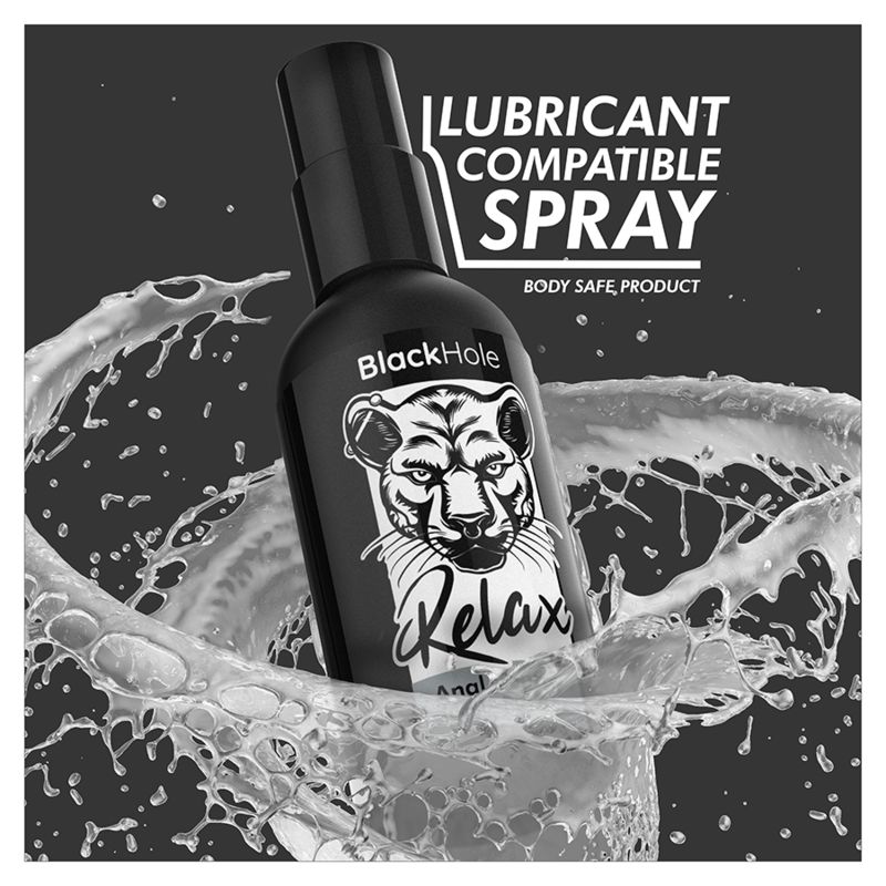 Schwarze Sprühflasche mit Löwenkopf-Logo und Schriftzug "BlackHole Relax Anal". "LUBRICANT COMPATIBLE SPRAY" und "BODY SAFE, PRODUCT" sind aufgedruckt.