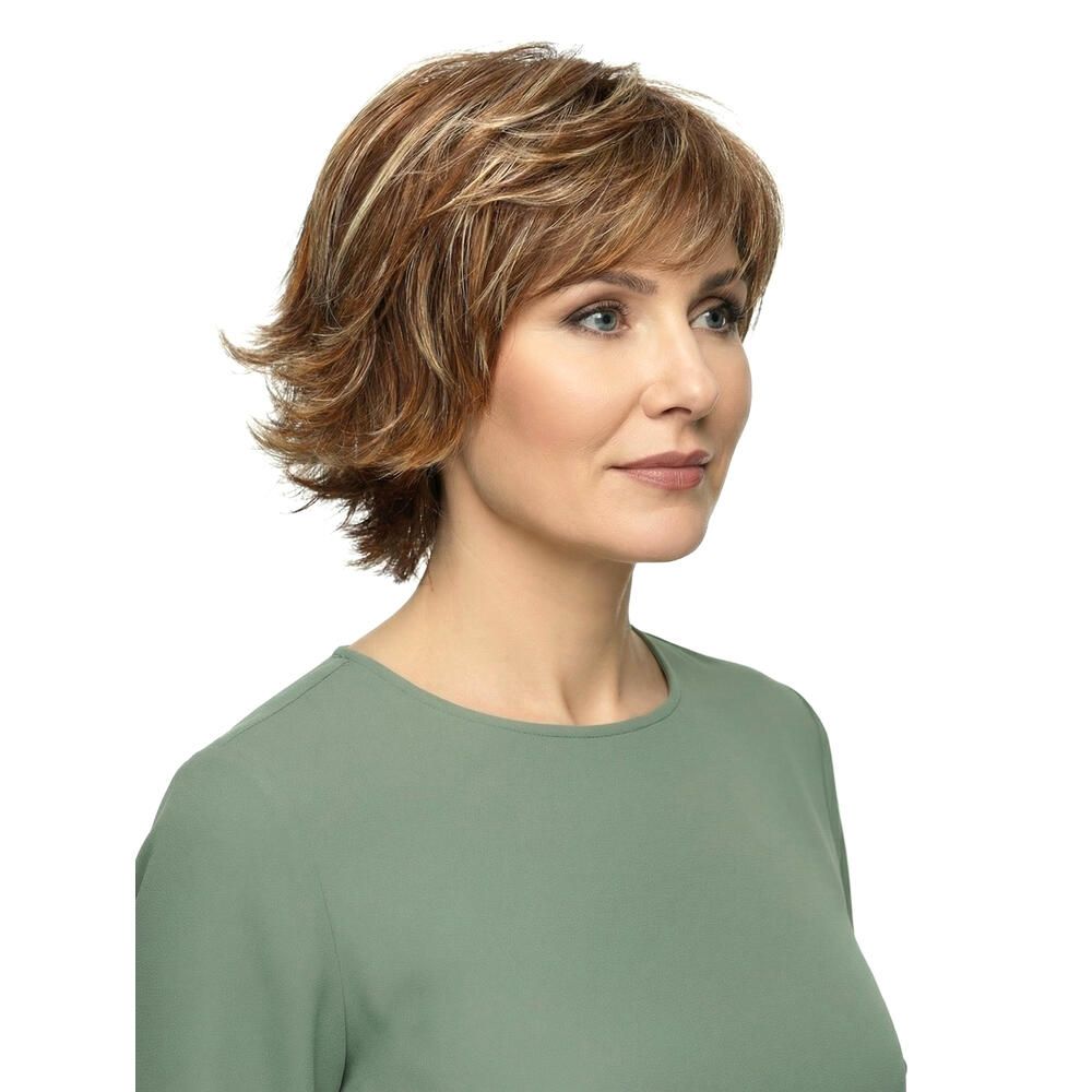 Kurzhaarperücke in Braun- und Blondtönen. Frontale Ansicht einer Frau mit grünem Oberteil.