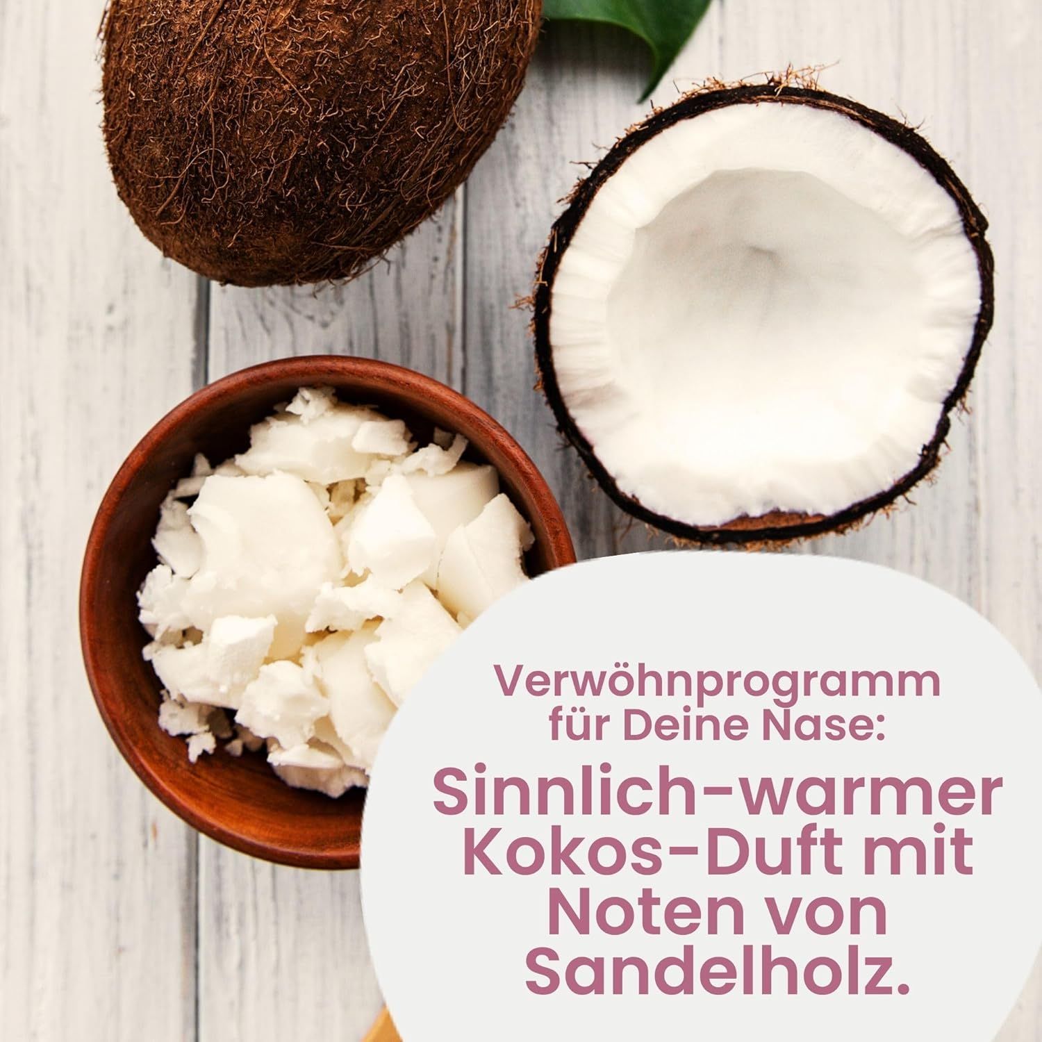 Kokosnuss und Kokosöl in einer Schale. Text: Verwöhnprogramm für Deine Nase: Sinnlich-warmer Kokos-Duft mit Noten von Sandelholz.