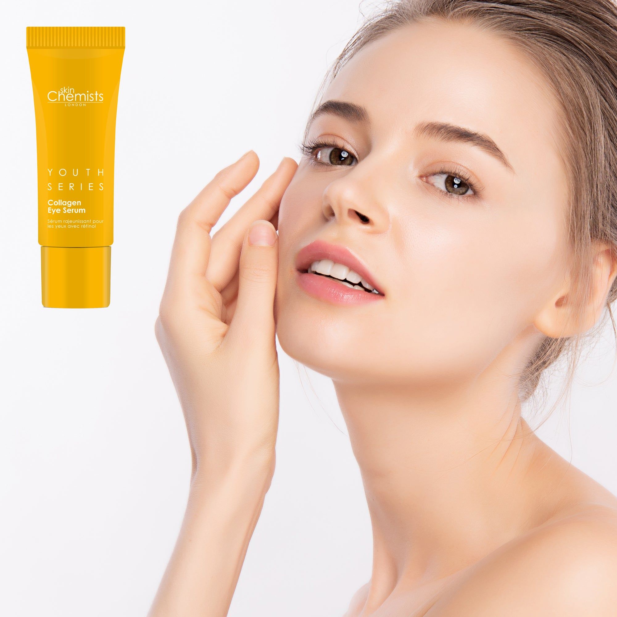Gelbe Tube neben Gesicht. Produktname: Collagen Eye Serum. Marke: SkinChemists London. Aufschrift: Youth Series. Frau berührt Gesicht.