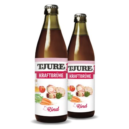 Zwei Flaschen mit brauner Flüssigkeit. Etikett mit "Tjure Kraftbrühe". Abbildung von Fleisch, Gemüse. "Rind" darunter.
