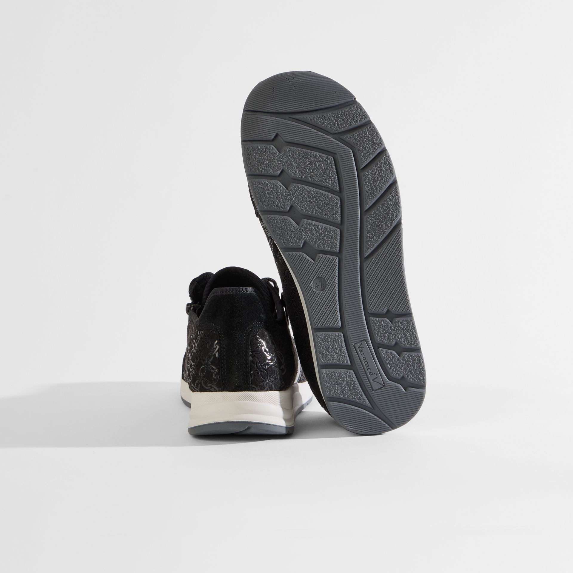Schwarze Sneaker mit Reißverschluss und Schnürung. Geprägtes Muster und Glitzer-Akzente.