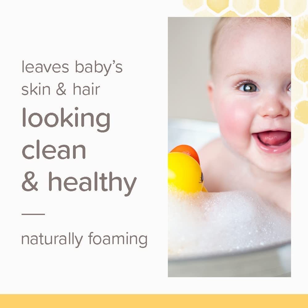Baby in Badewanne mit Schaum und Quietscheente. Text: lässt Babys Haut & Haar sauber & gesund aussehen, natürlich schäumend.
