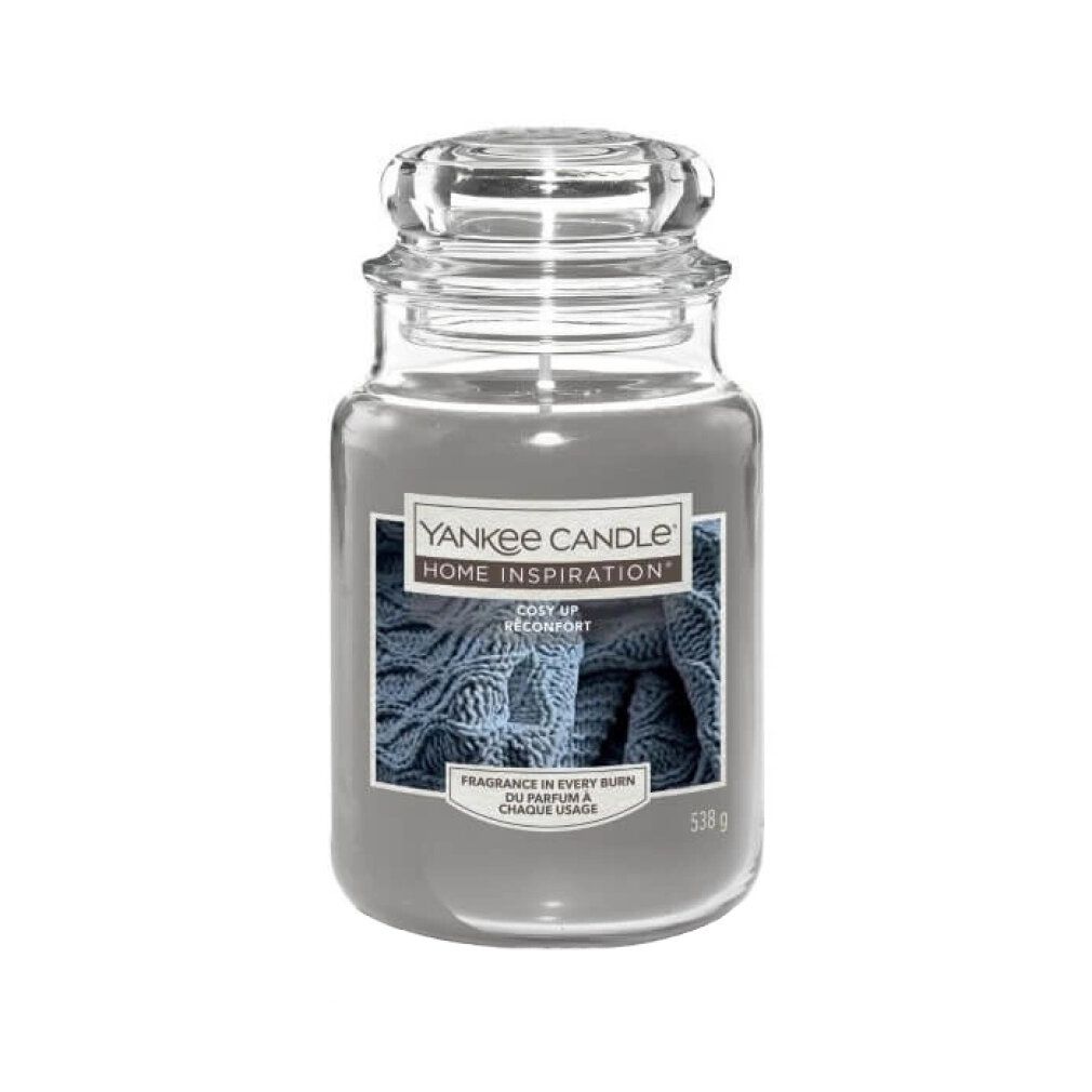 Graue Kerze im Glas mit Deckel. Etikett mit Text und Abbildung eines Strickmusters. Marke: Yankee Candle Home Inspiration.