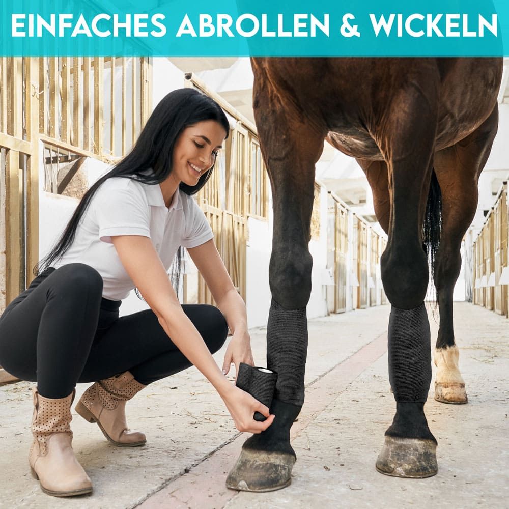 Frau wickelt Bandage um Pferdebein. Schwarze Bandage. Text: Einfaches Abrollen & Wickeln.