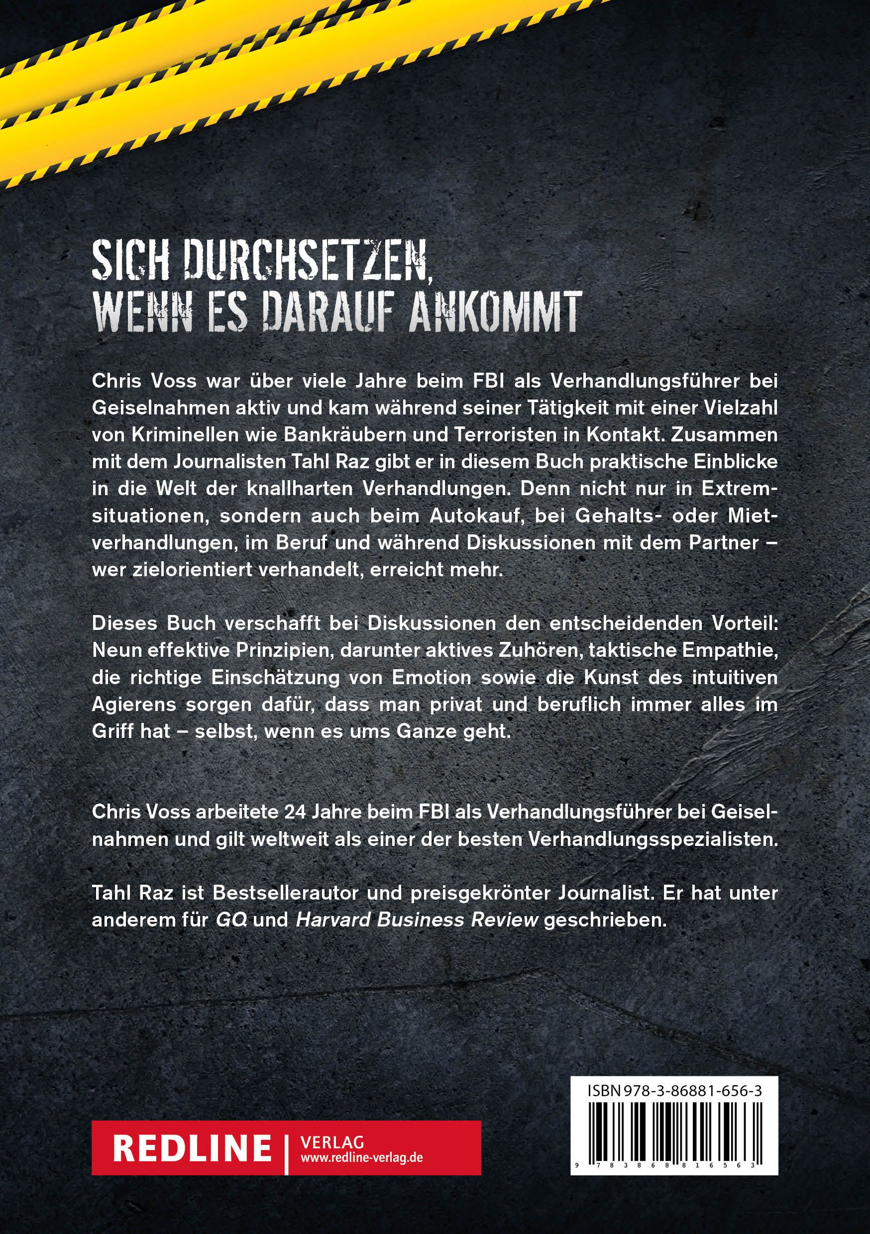 Buchrücken: Text über Verhandlungsführung. Autor Chris Voss. Verlag Redline. ISBN-Code.
