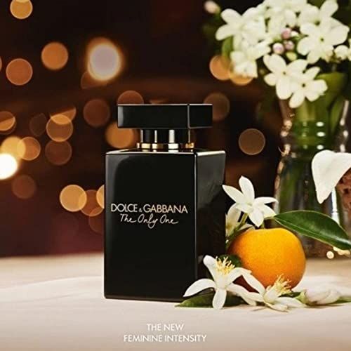 Schwarzer Flakon mit goldfarbenem Aufdruck. Blumen und Früchte im Hintergrund. Aufschrift: Dolce & Gabbana The Only One.