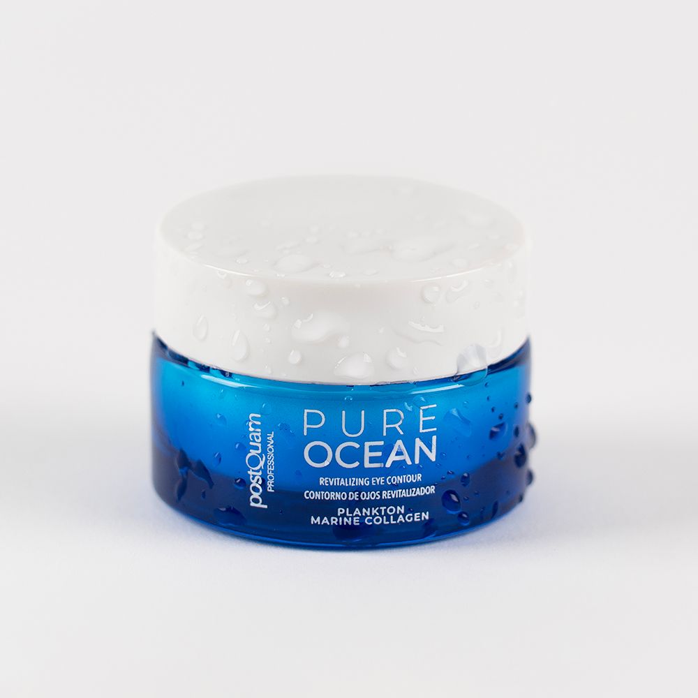 Blaue Glasdose mit weißem Deckel und Wassertropfen. Text: Pure Ocean, Revitalizing Eye Contour, Plankto Marine Collagen. PostQuam.