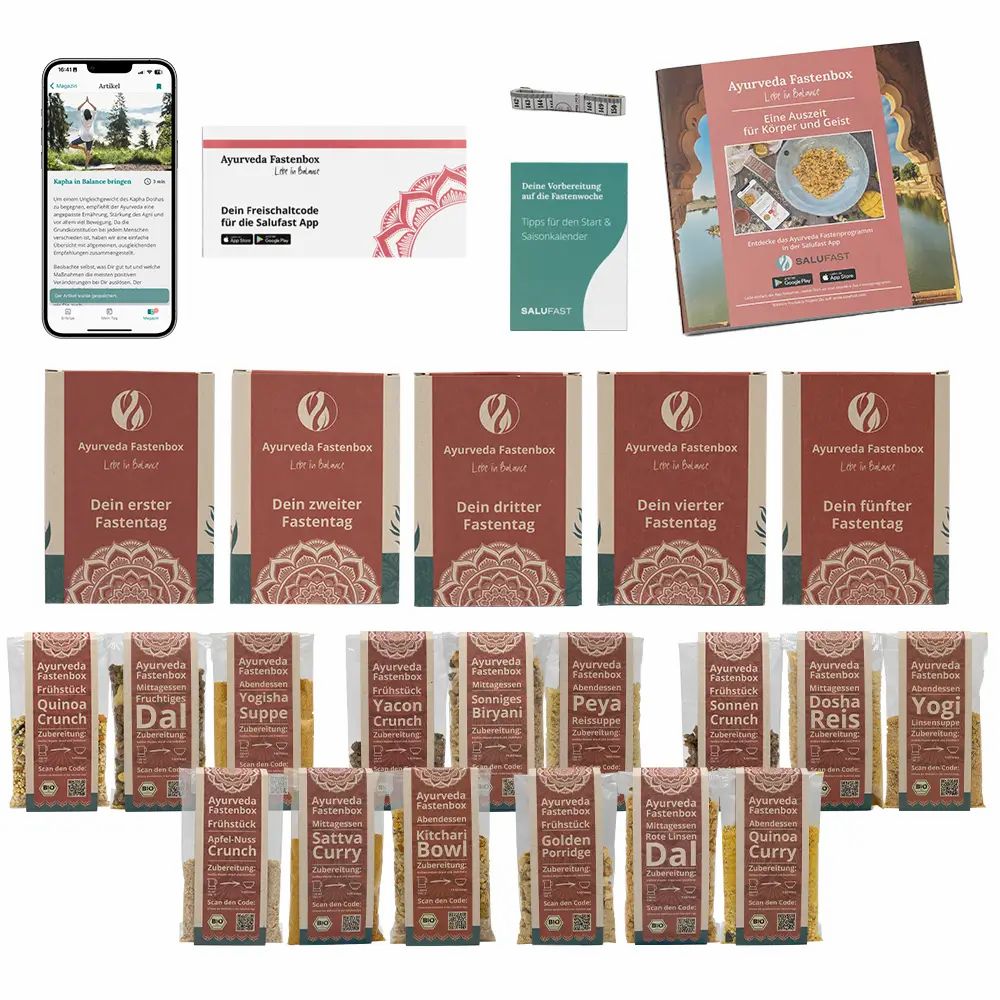 Mehrere Boxen und Beutel mit Aufschrift Ayurveda Fastenbox. Smartphone mit App-Anzeige. Zubehör.
