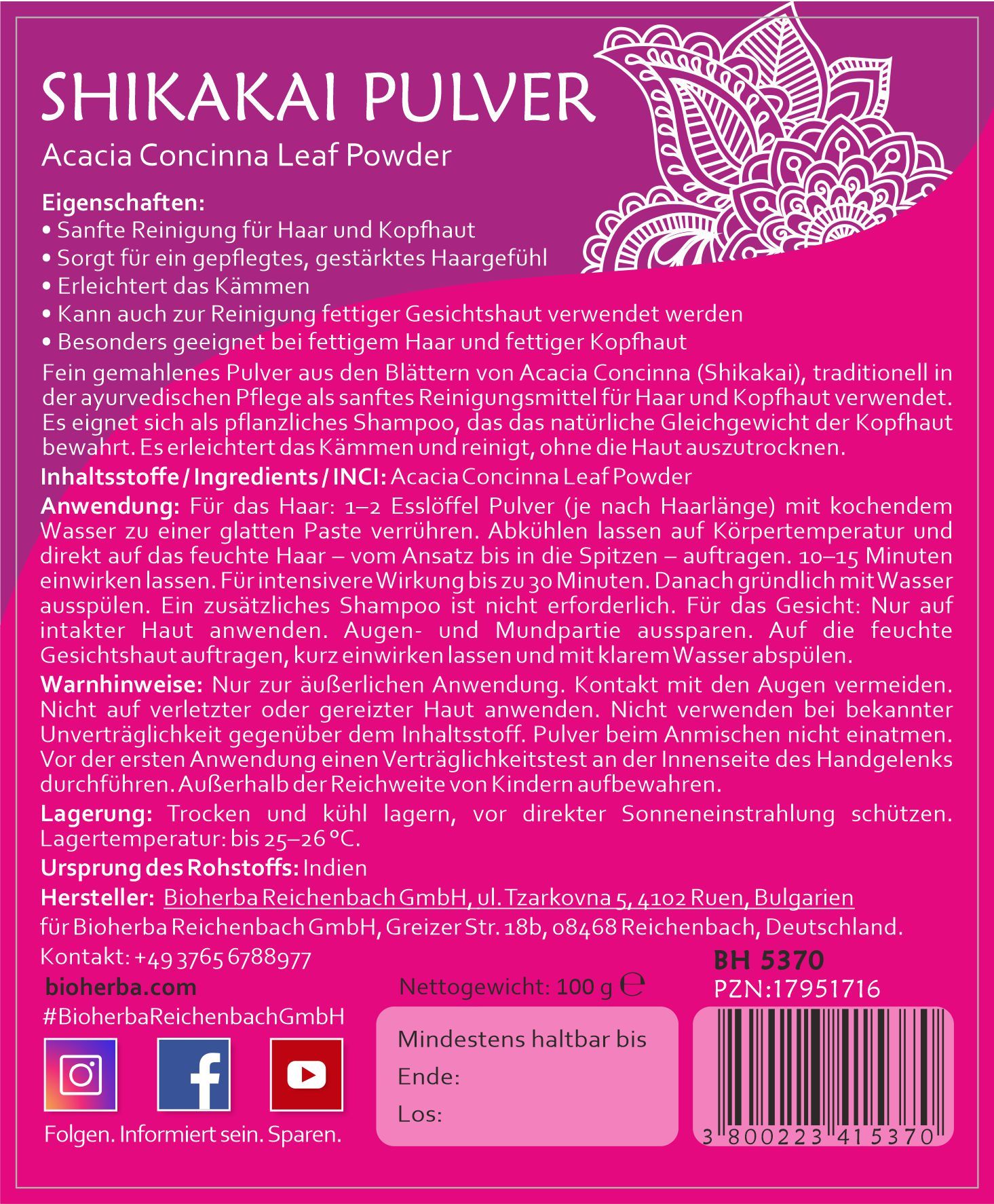Rückseite des pinkfarbenen Etiketts. Text: Shikakai Pulver, Acacia Concinna Leaf Powder. Enthält Produktinformationen, Inhaltsstoffe und Hersteller.