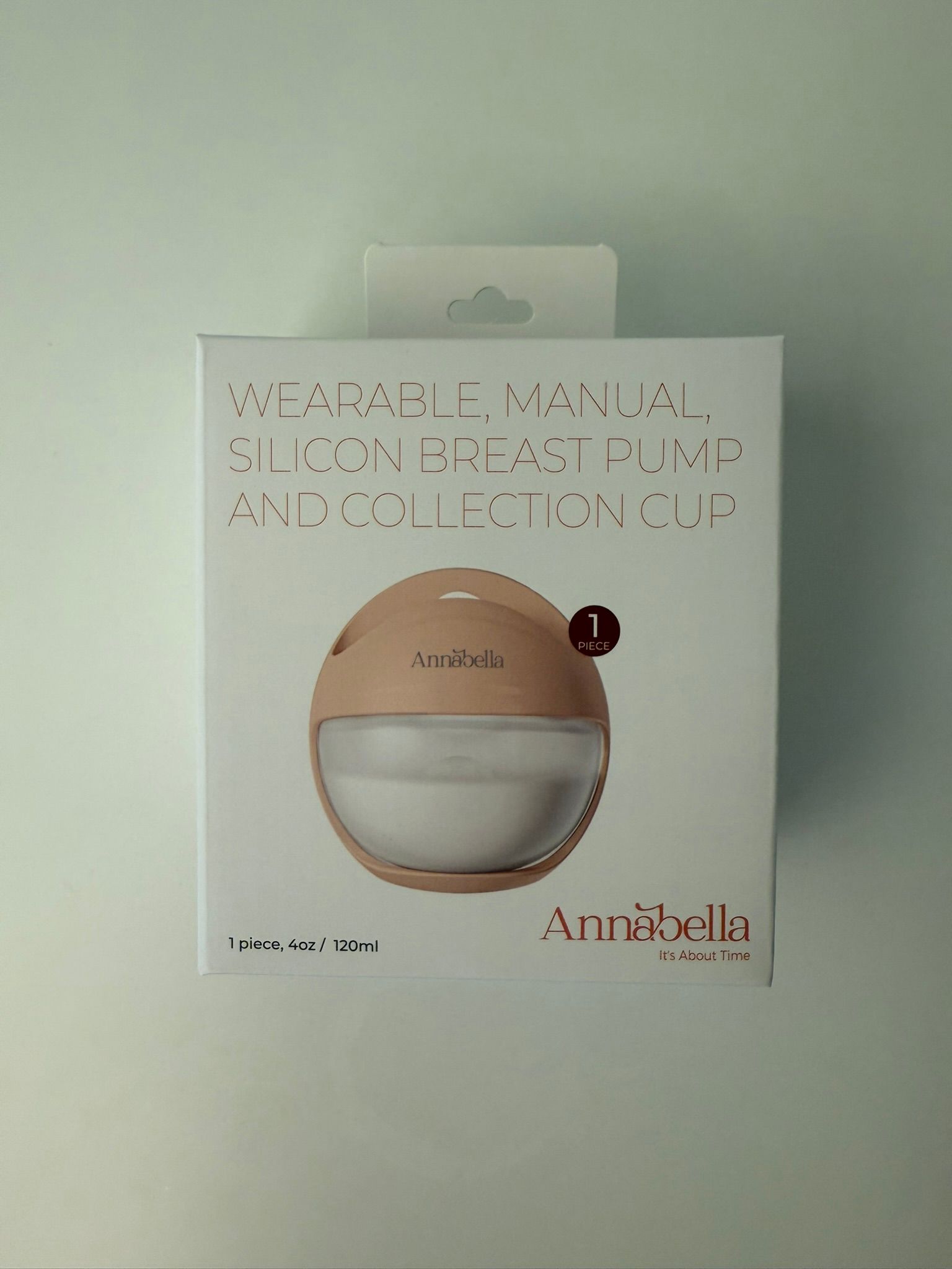 Verpackung. Text: Wearable, Manual, Silicon Breast Pump and Collection Cup. Marke Annabella.