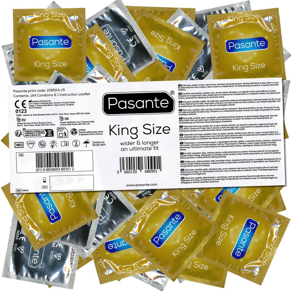 Goldfarbene Kondom-Einzelverpackungen und eine Packung mit der Aufschrift Pasante King Size. Mehrere Kondome liegen verstreut.