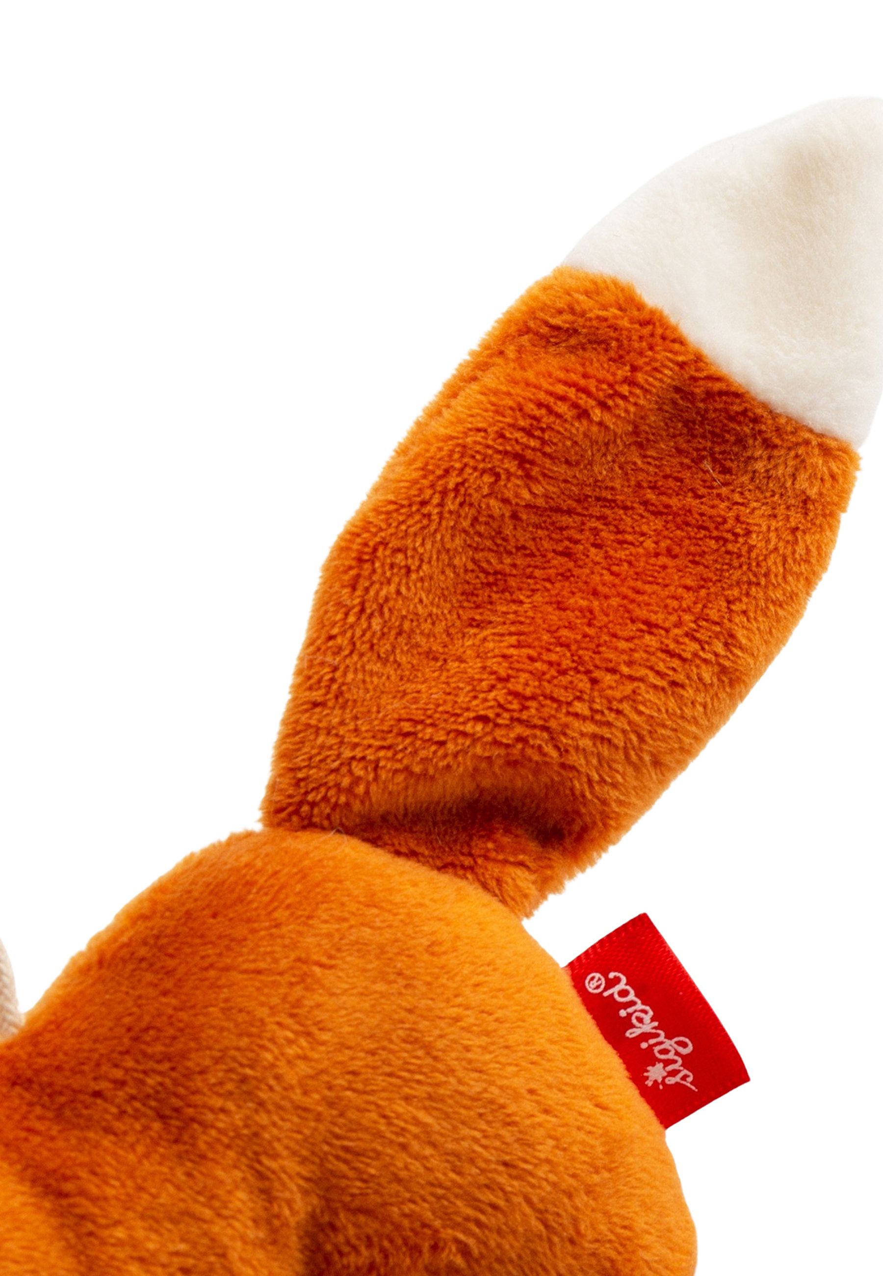 Nahaufnahme eines orangefarbenen Stofffuchses. Rotes Etikett mit "sigikid"-Logo. Detailansicht.
