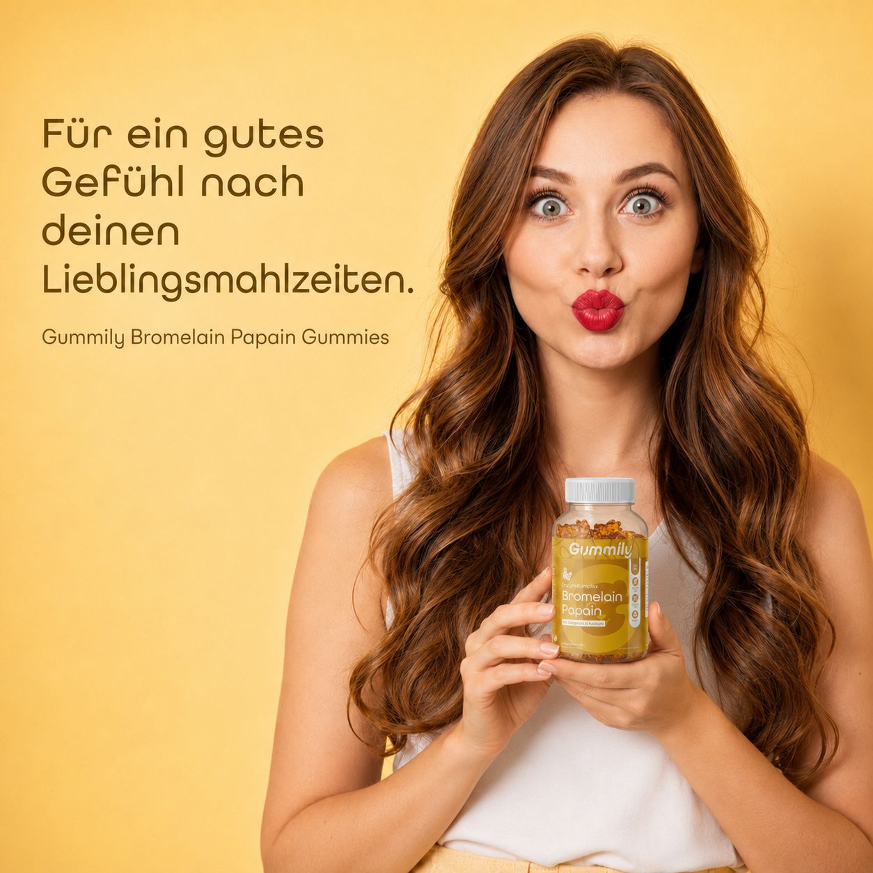 Frau hält ein Glas Gummily Bromelain Papain Gummibärchen vor gelbem Hintergrund.