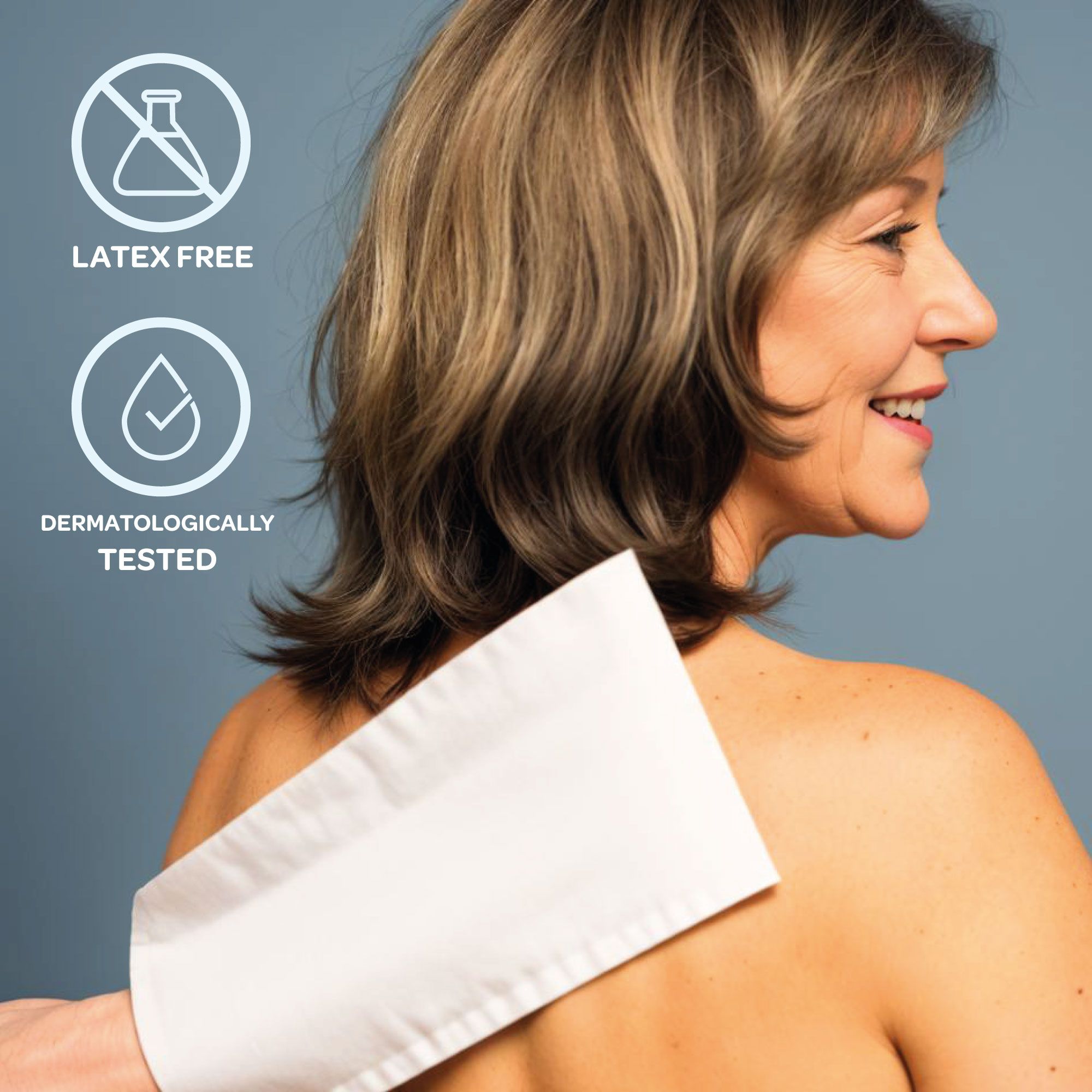 Vrouw met washandje op de rug. Symbolen: Latexvrij, dermatologisch getest.