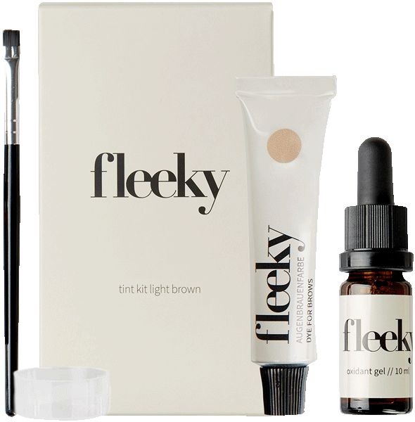 Kit mit 'fleeky', Pinsel, Tube, Fläschchen und Behälter. Auf weißem Hintergrund.
