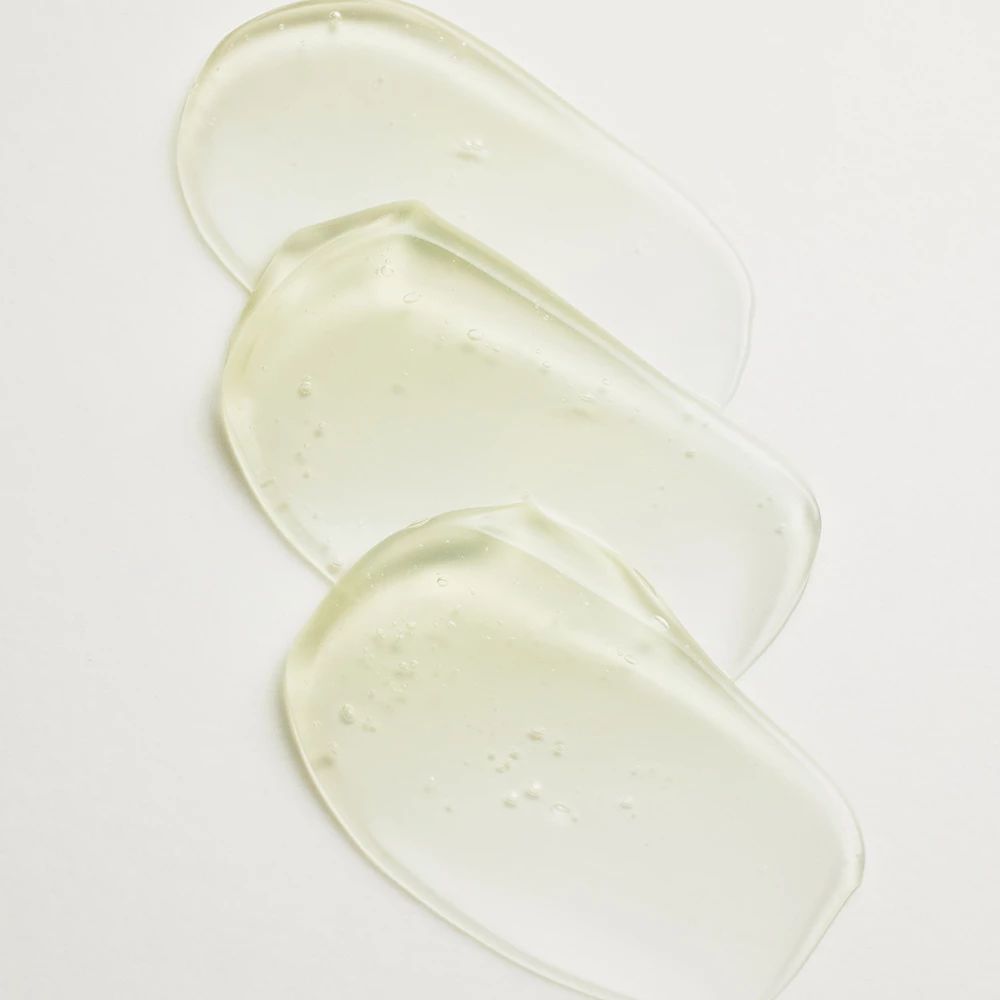 Drei transparente Gelspuren auf weißem Hintergrund. Keine Produktbezeichnung oder Marke sichtbar.