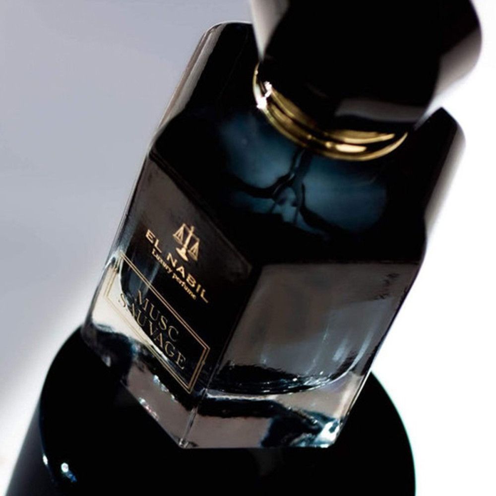 Schwarze Parfumflasche mit goldfarbenen Details. Aufschrift: El Nabil, Musc Sauvage. Facettierte Form.