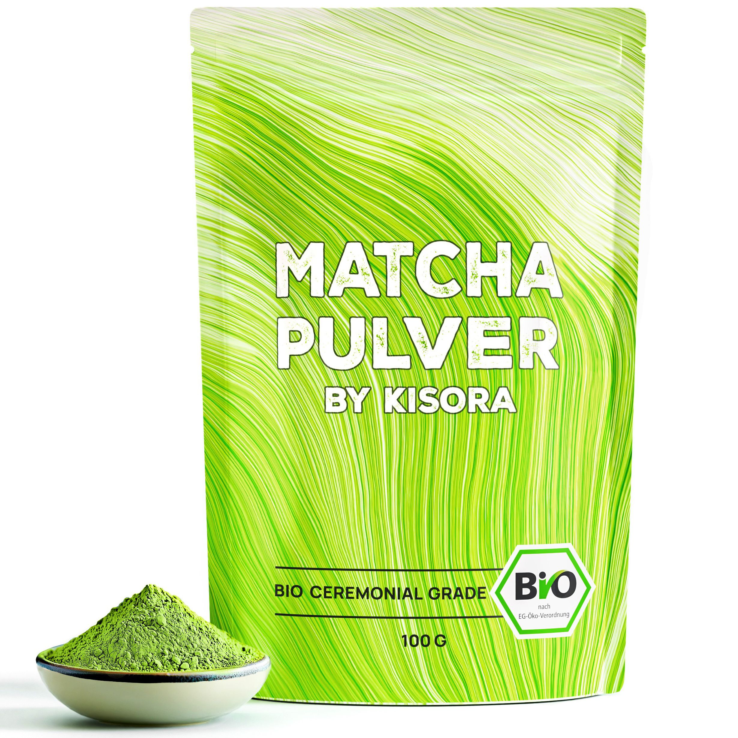 Matcha Pulver Bio von Kisora in einem Standbeutel, daneben eine Schale mit Matcha-Pulver.