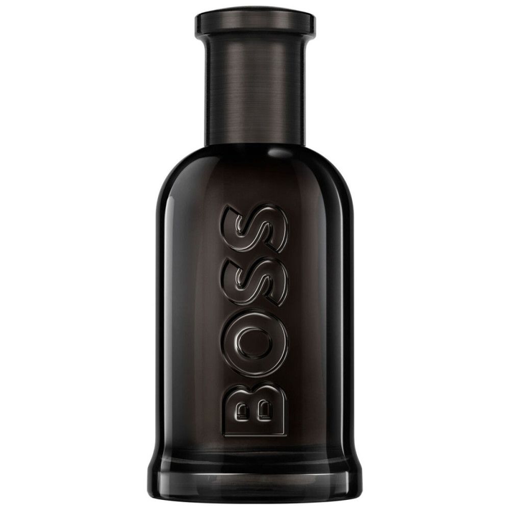 Schwarzer Flakon von Boss Bottled Parfum. Goldfarbener Schriftzug. Flakon mit Sprühkopf.