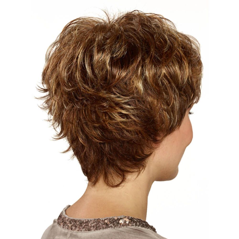 Kurzhaarperücke mit braunen und blonden Strähnen. Rückansicht einer Frau.