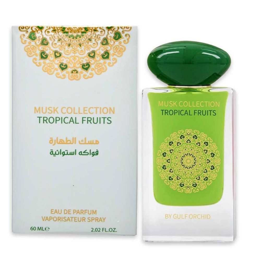 Parfümflakon mit Verpackung. Flakon mit grünem Verschluss, Etikett: Musk Collection Tropical Fruits. Verpackung mit Text.