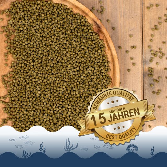 Grüne Pellets in Holzschale. Goldene Plakette mit Text: Bewährte Qualität seit über 15 Jahren. Best Quality.