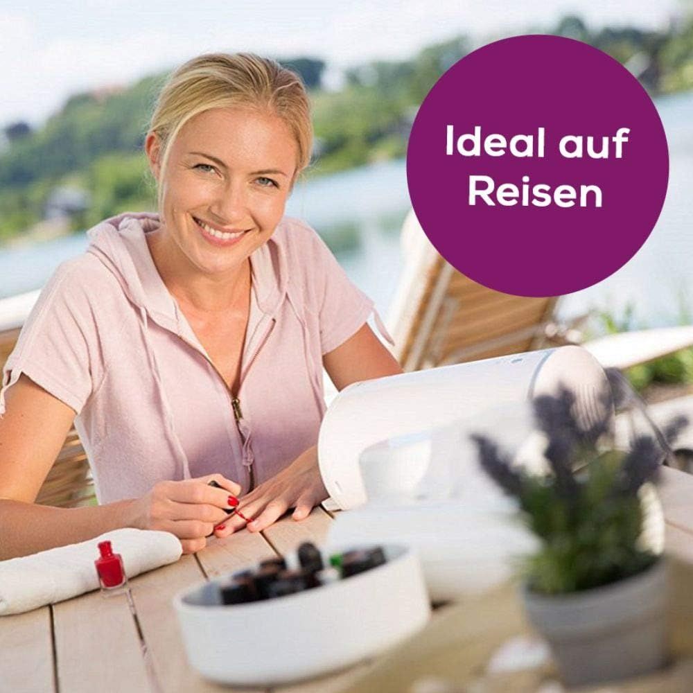 Frau am Tisch mit Nagelfeile. Weißes Gehäuse mit grauen Bedienelementen. Text: Ideal auf Reisen.