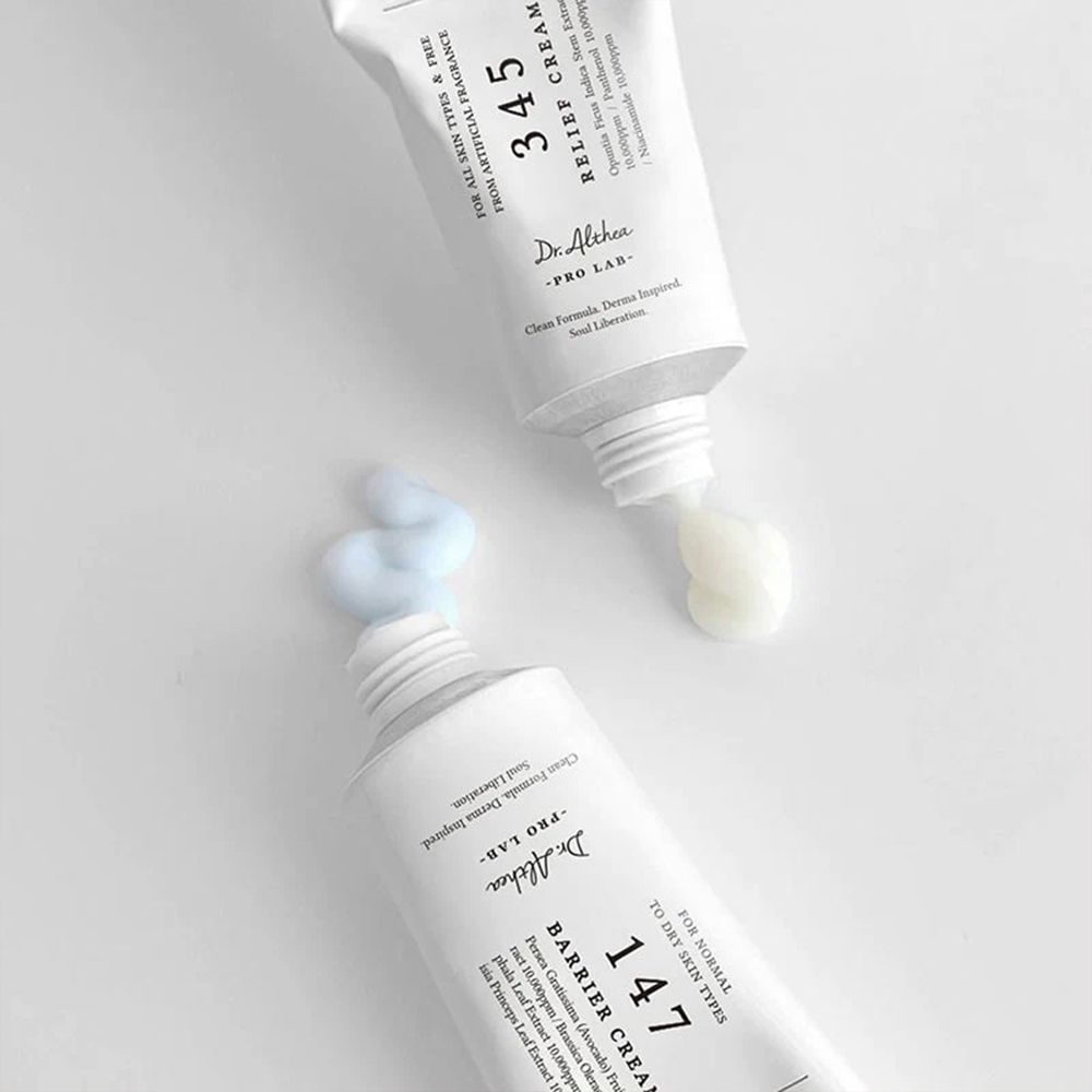Nahaufnahme einer Tube Dr. Althea 147 Barrier Cream mit einem blauen Klecks Creme.