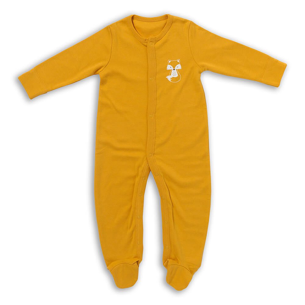Gelber Baby-Schlafanzug. Langarm, Knopfleiste, Fuß. Bio-Baumwolle. Kleines Fuchsmotiv auf der Brust.