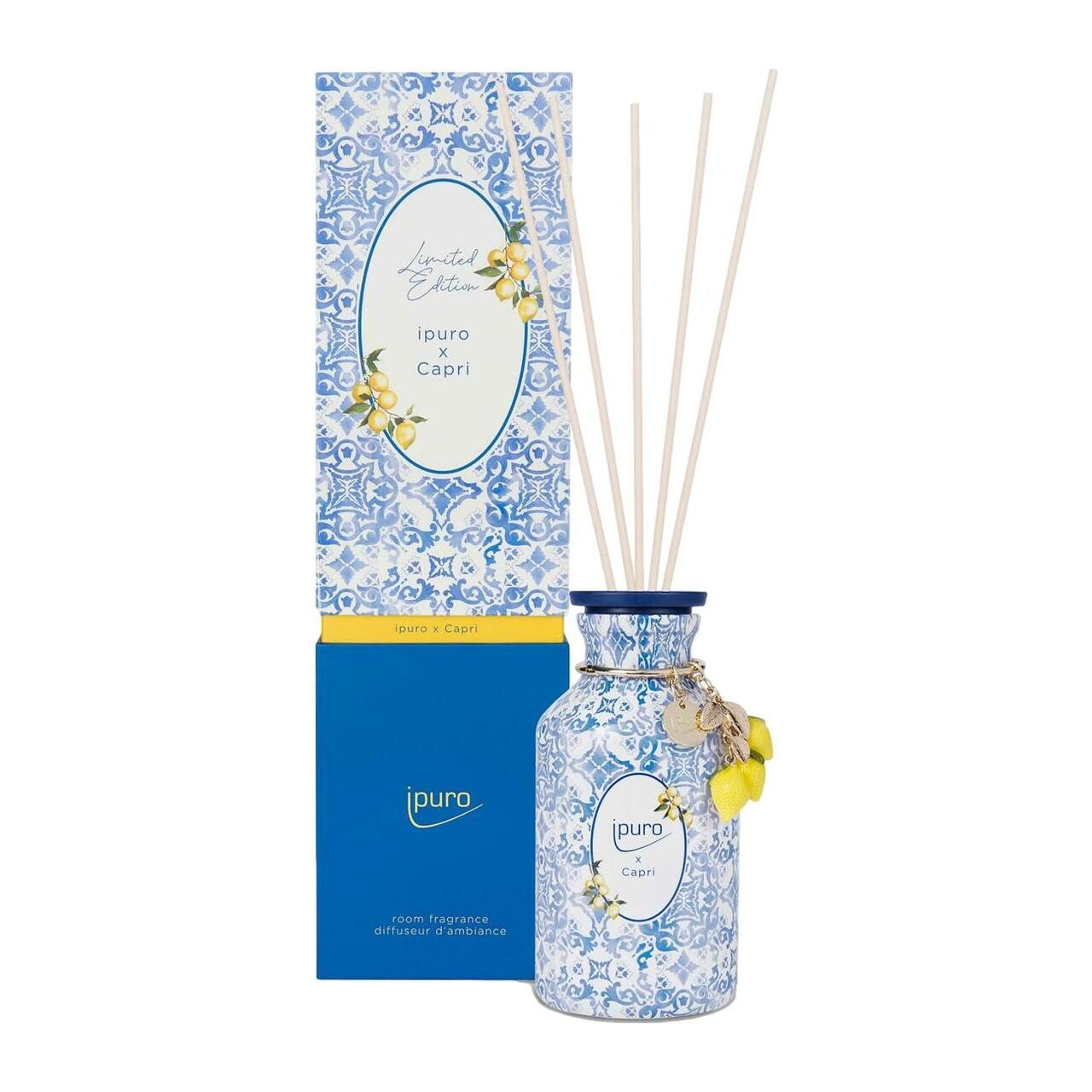 Raumduft-Diffusor mit Stäbchen und Verpackung. Blau-weißes Muster, gelbe Zitronen-Dekoration. Schriftzug: Ipuro x Capri.