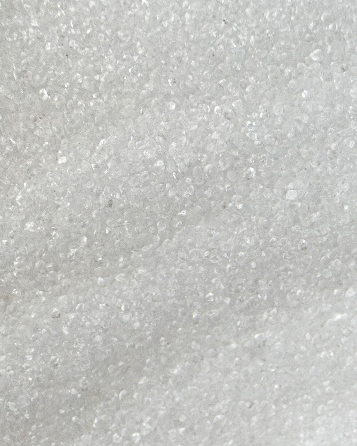 Nahaufnahme von weißen Xylitol-Kristallen, die wie Zucker aussehen.
