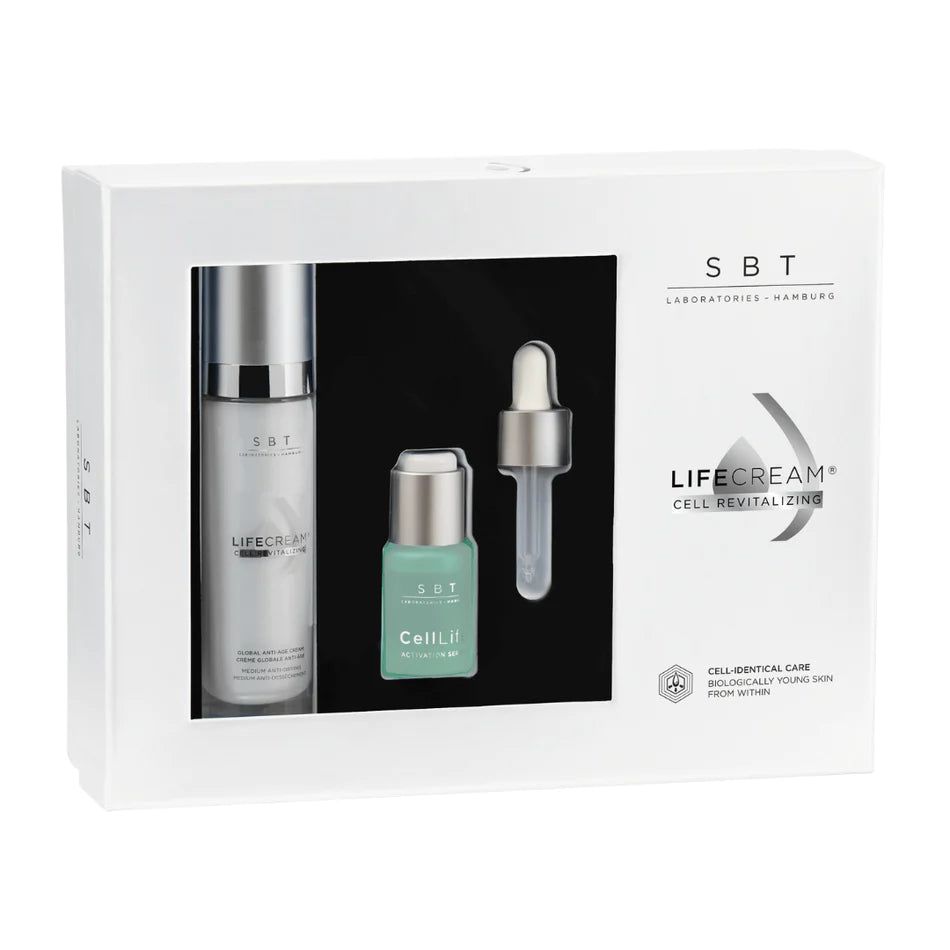 Weißer Karton mit drei Kosmetikprodukten: Creme, Serum und Pipette. Aufschrift: SBT, Lifecream, CellLife.