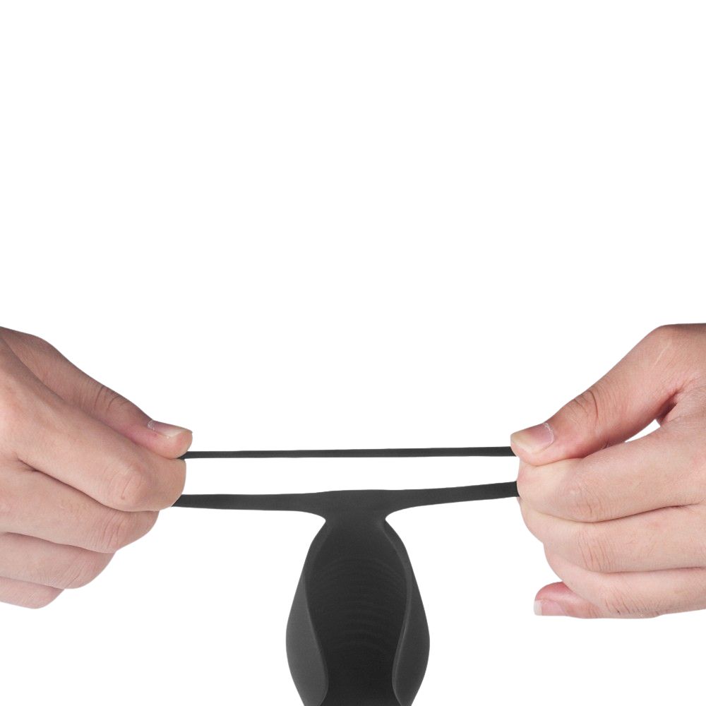 Hände halten einen schwarzen Ring und ein Wellness-Produkt. Auf weißem Hintergrund.