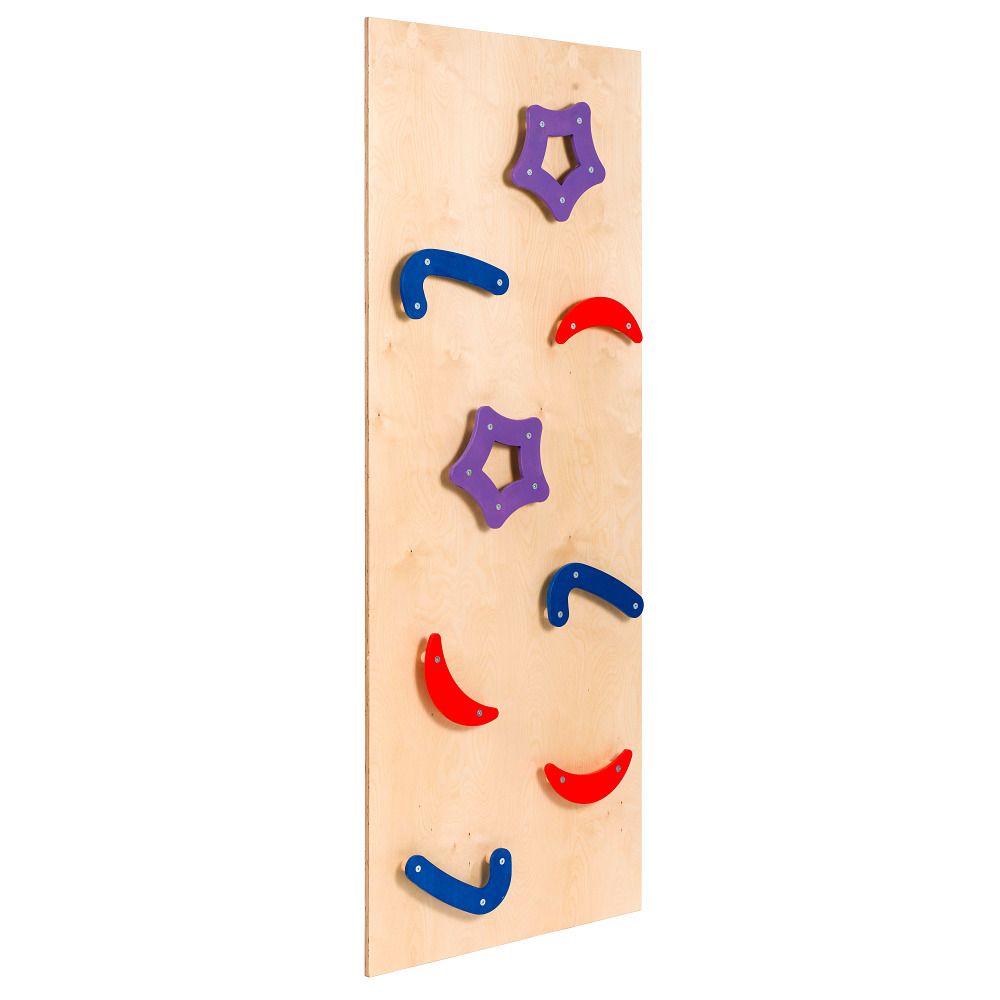 Kletterwand mit farbigen Klettergriffen in Stern- und Bogenform. Holzplatte mit Griffen.